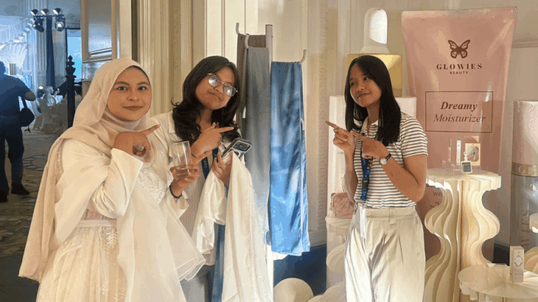 SBM ITB Students bring business to Glowies event - SBM ITB